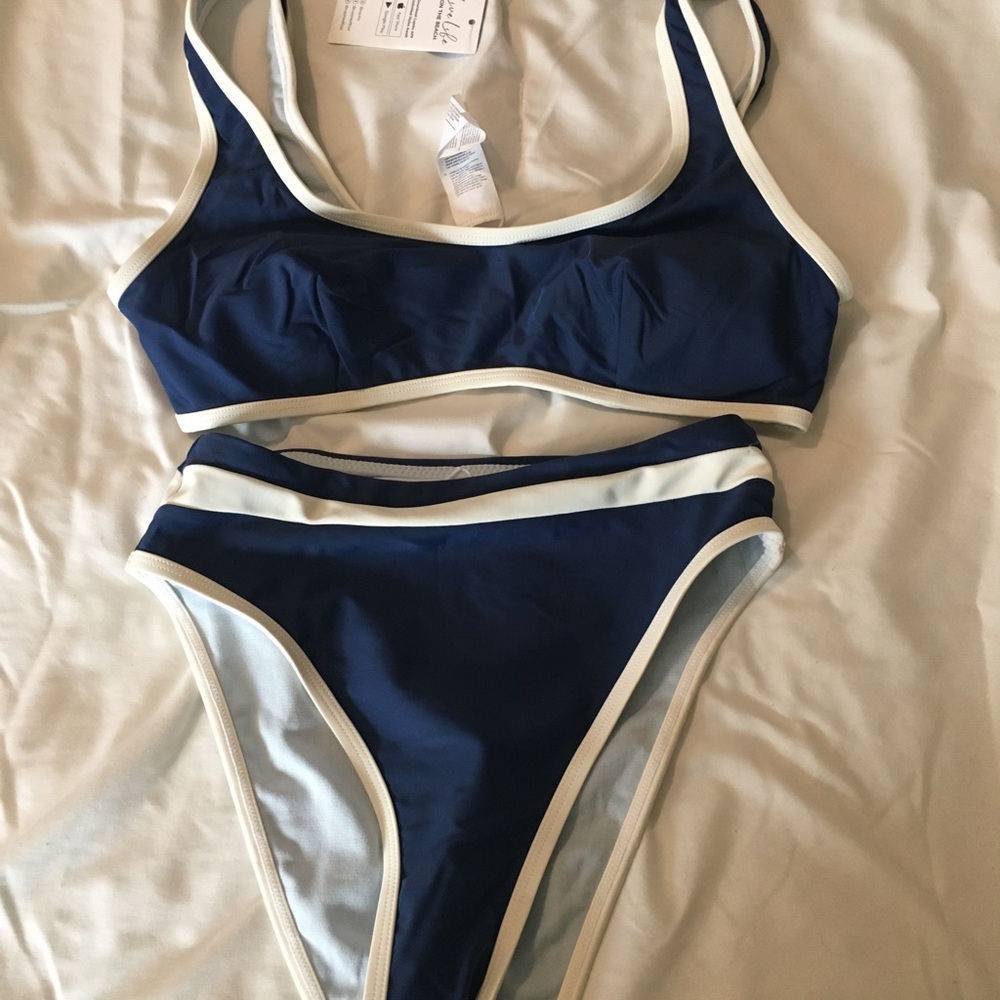 Women’s Navy Blue Two-Piece Contrast-Trim Swim Set